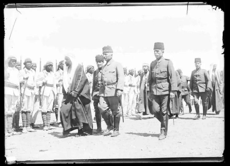 <p>Medine'de telsiz telgraf istasyonunun temel atma t&ouml;reni</p>

<p>&nbsp;</p>
