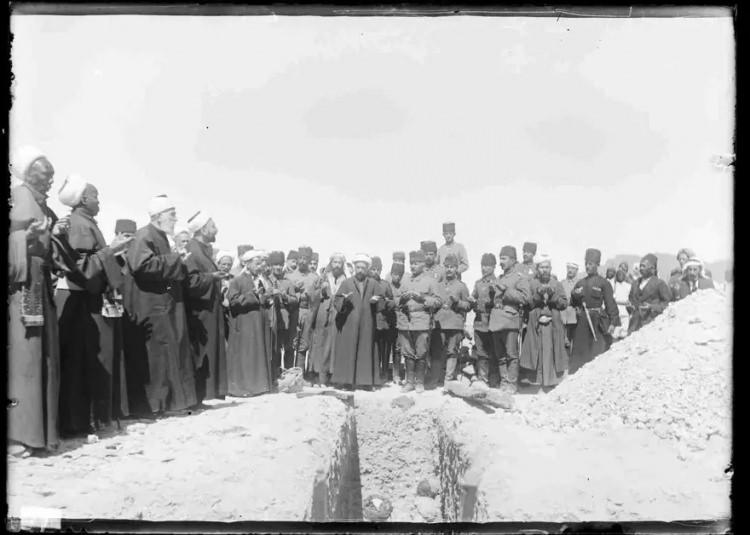 <p>Medine'de telsiz telgraf istasyonunun temel atma t&ouml;reni</p>

<p>&nbsp;</p>
