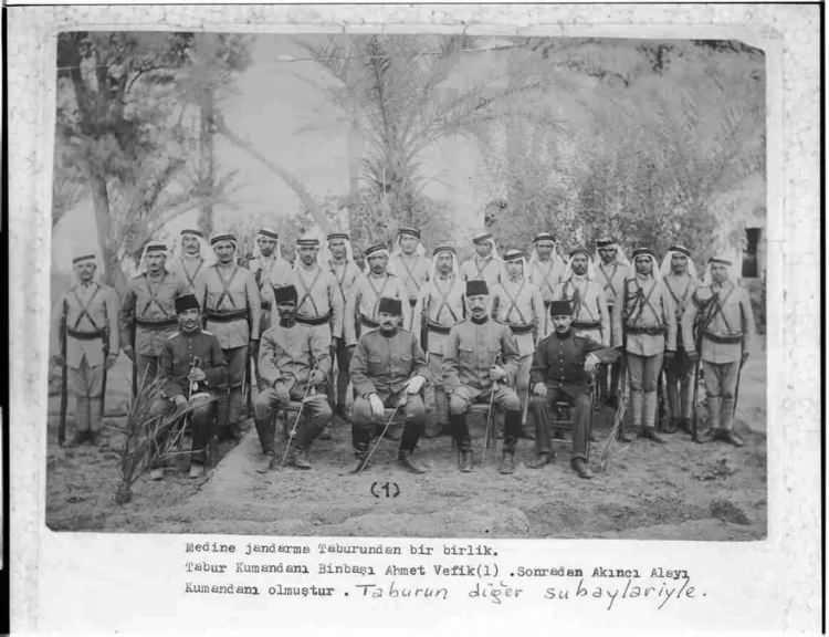 <p>Medine Jandarma Tabur Kumandanı Binbaşı Ahmed Vefik Bey taburun diğer subaylarıyla</p>

<p>&nbsp;</p>
