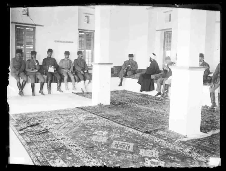 <p>Fahreddin Paşa maiyetiyle Medine`de bir din adamıyla g&ouml;r&uuml;ş&uuml;rken</p>

<p>&nbsp;</p>
