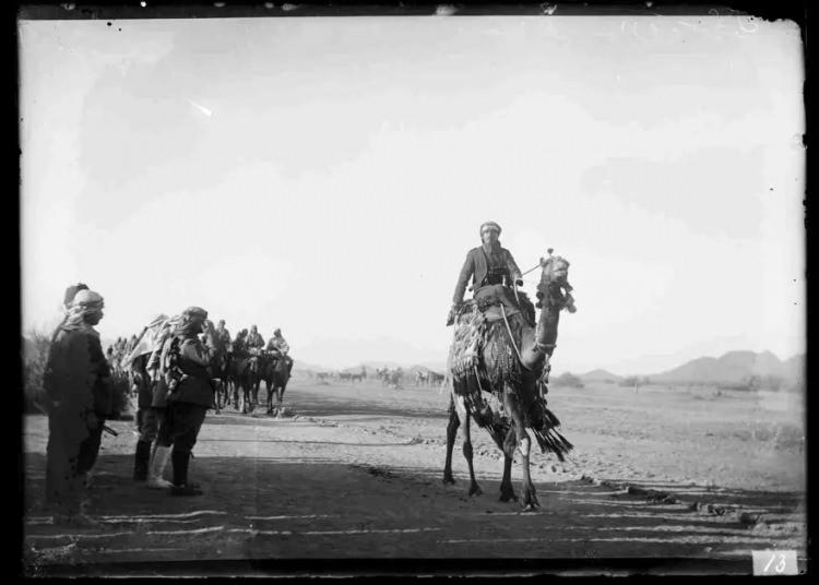 <p>Fahreddin Paşa Medine`de Hecin S&uuml;vari Alayı`nı selamlarken</p>

<p>&nbsp;</p>
