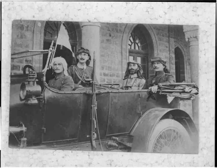 <p>Fahreddin Paşa, Kurmay Başkanı Selahaddin Kip, emir subayı &Uuml;steğmen Şevket ve şof&ouml;r&uuml; Er Tevfik ile Medine'de arabasında</p>

<p>&nbsp;</p>
