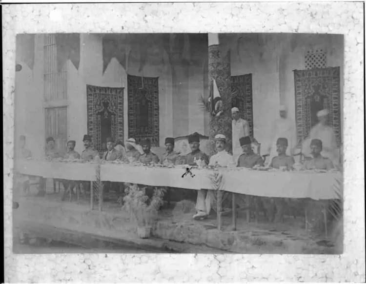 <p>Fahreddin Paşa Medine'de karargah subaylarıyla bir yemek esnasında</p>

<p>&nbsp;</p>
