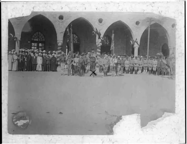 <p>Fahreddin Paşa Medine istasyonu &ouml;n&uuml;nde Padişah Vahdeddin'in iradesini okurken</p>

<p>&nbsp;</p>
