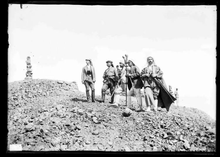 <p>Fahreddin Paşa ve Mekke Emiri Şerif Ali Haydar Paşa'nın oğulları ile bir harekatı izlerken</p>

<p>&nbsp;</p>
