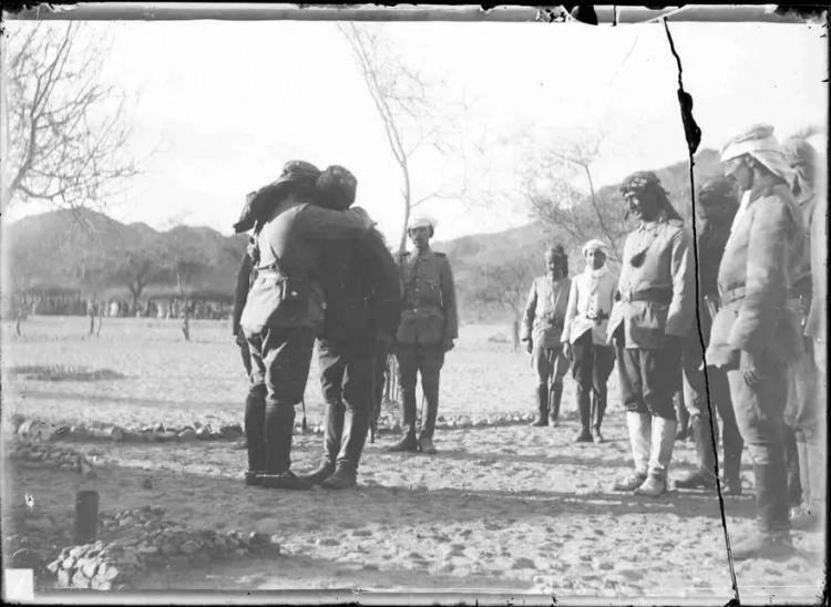 <p>Fahreddin Paşa Medine`de bir kıtanın komutanı ile bayramlaşırken</p>
