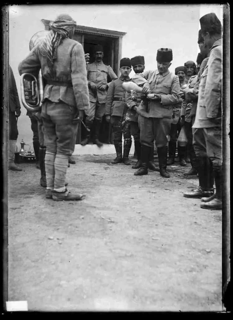 <p>Fahreddin Paşa Akik vadisindeki Ali Kuyusu &uuml;zerinde yaptırdığı &ccedil;eşmenin a&ccedil;ılışında askerlerine ve katılan davetlilere su dağıtırken</p>
