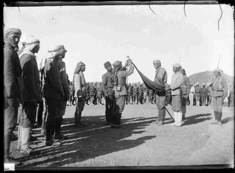 <p>Fahreddin Paşa Medine`de Gabir'deki hizmetlerinden dolayı bir alay bayrağına g&uuml;m&uuml;ş imtiyaz madalyası takarken</p>
