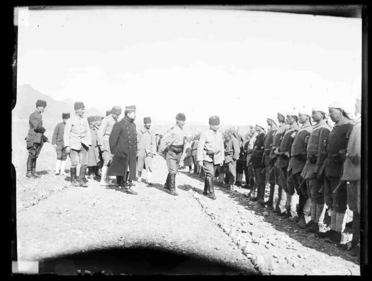 <p>Fahreddin Paşa Medine`de bir birliği denetlerken</p>
