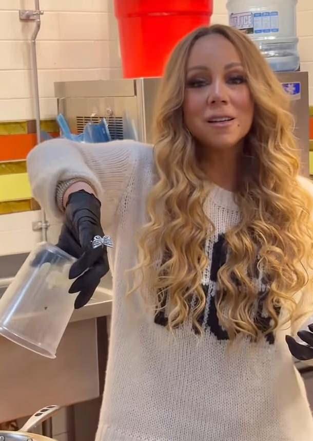 <p><strong>"Asla vazgeçmem" dediği yüzüğünü neredeyse 20 yıldır parmağından çıkarmayan Carey'nin yemek yaparken dahi yüzüğünü çıkarmaması, sosyal medyada alay konusu oldu.</strong></p>
