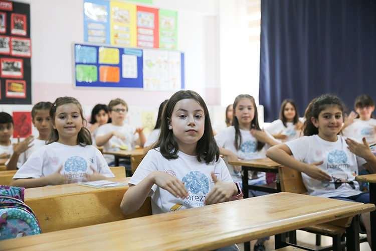 <p><em><strong>Bu görüşü destekleyen değerlendirmelerde şu tespitler öne çıkıyor:</strong></em></p>

<p>72 ayını dolduran çocuklar bedensel, zihinsel ve sosyal açıdan okula uyum için en hazır dönemdedir.</p>

<p><br />
66-71 aylık çocuklar hâlâ oyun çağı özellikleri gösterdiği için ilkokul disiplinine uyumda zorlanıyor.</p>

<p> </p>
