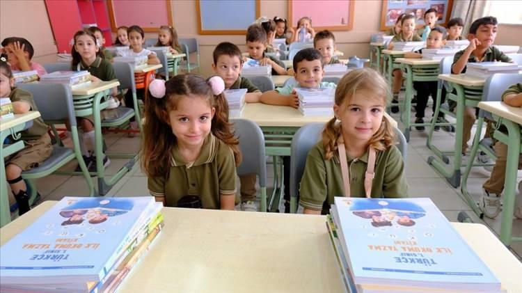 <p>İlk yıllarda başarılı olsalar bile üçüncü sınıftan itibaren akademik güçlükler artabiliyor.</p>

<p><strong>"Sen küçüksün"</strong> gibi sosyal baskılar, çocukların uzun vadeli özgüven gelişimini olumsuz etkileyebiliyor.</p>
