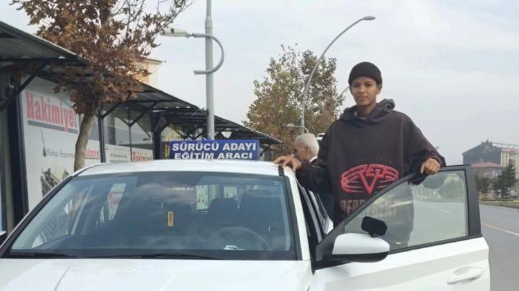 <p><strong>Trafik Eğitim Parkuru'</strong>ndaki sınavı yaklaşık 35 dakika süren Vargas, başarıyla tamamladığı sınavın ardından <strong>B1 ehliyetini</strong> aldı.</p>
