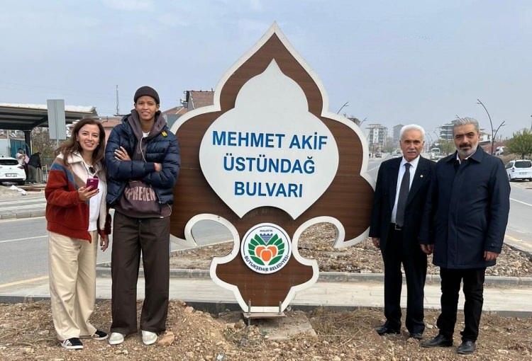 <p>Voleybolcu,<span style="color:#800080"><em><strong> "Malatya'ya bu dördüncü gelişim, kayısısını çok seviyorum" </strong></em></span>diyerek Malatya'ya olan sevgisini dile getirdi.</p>
