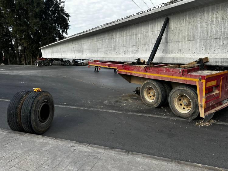 <p>Mersin’in Erdemli ilçesinde, 60 tonluk köprü ayağı taşıyan tırın arka tekeri koparken, yol araç trafiğine kapandı.</p>

<p> </p>
