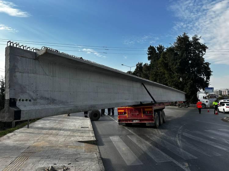 <p>Erdemli-Taşucu otoyolu inşaatında kullanılacak olan 50 metre uzunluğunda, 60 ton ağırlığındaki köprü ayağını taşıyan ve sürücüsünün kimliği henüz belirlenemeyen 06 CYE 076 plakalı tır, kavşakta dönüş yaptığı sırada arka tekerleklerden biri yerinden koparak fırladı. </p>
