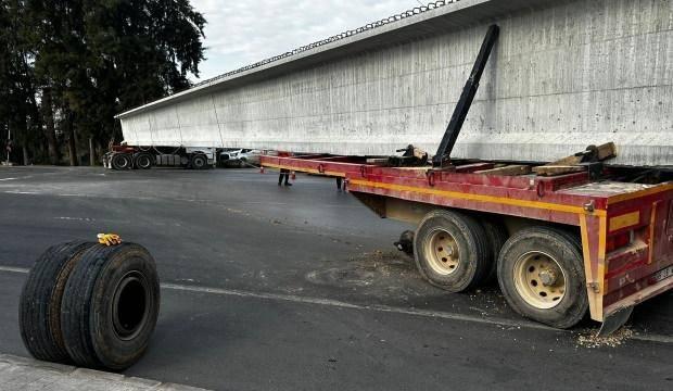 <p>Yolda kalan tırın kaldırılması için çalışma başlatıldı. </p>
