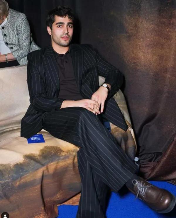 <p>Mert Ramazan Demir, sınav sonrası eğitimini aldığı <strong>motosiklet hocası</strong> ve <strong>hayranları</strong> ile bolca hatıra fotoğrafı çektirdi.</p>
