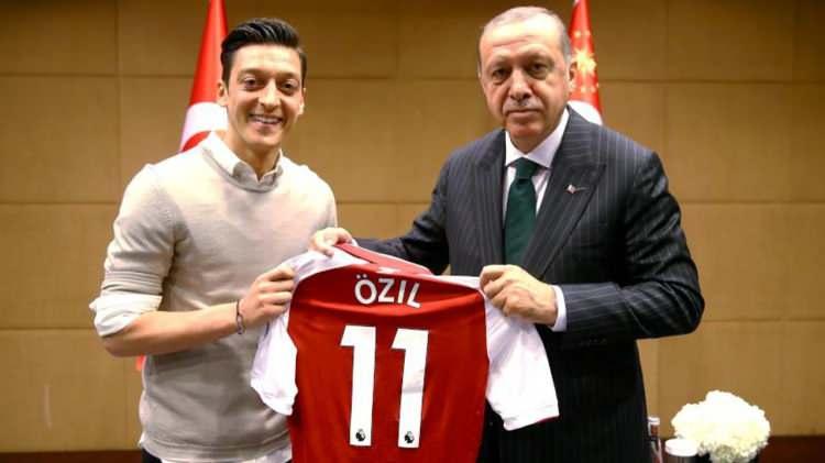 <p>Özil, soruya<span style="color:#800080"> <em><strong>"Benim telefonumda en ünlüsü Sayın Cumhurbaşkanım Recep Tayyip Erdoğan. Gerisi yalan"</strong></em></span> ifadeleriyle telefon rehberindeki en ünlü kişinin kim olduğu sorusunu cevapladı.</p>
