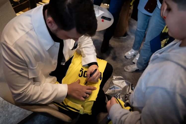 <p><span style="color:#800080"><em><strong>"Şu an profesyonel hayata ve hatta futbola dönme gibi bir gayem yok. Dediğim gibi ben daha yeni MKYK üyesi oldum. Bu alanda da çok keyif alıyorum. Bu MKYK üyeliğim gençlerle sohbetime vesile oluyor. Yaptığım şeyden de çok keyif alıyorum. Ama benim kuracağım mesela şu an bir projem var İstanbul'da. İnşaatı başladı, inşallah bir yıl sonra bitecek. Benim gayem daha çok genç nesillerin elinden tutmak. Futbol akademisi kuruyorum. Orada 11-18 yaşta çocuklar katılacak. Güzel bir sistem kurarak daha çok Türkiye'deki gençlerin elinden tutup dünyanın en büyük sahnelerine çıkarmak istiyorum."</strong></em></span></p>
