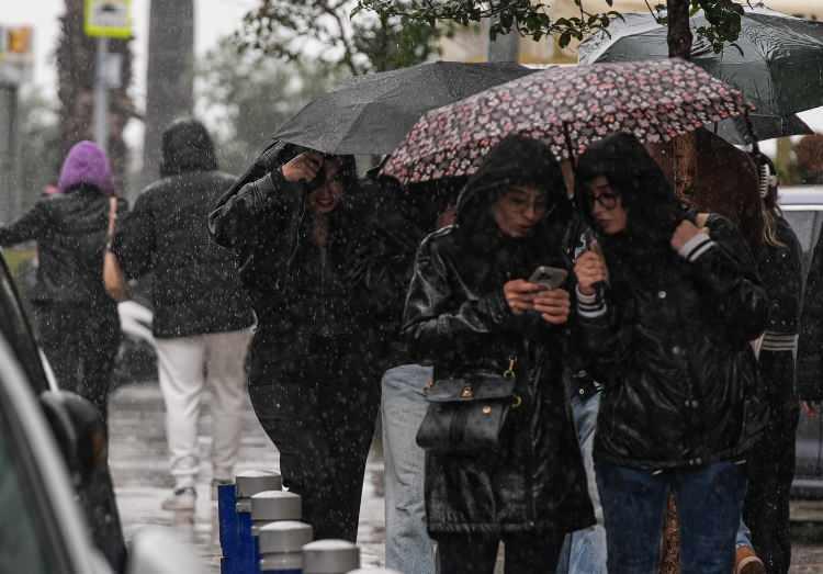 <p>Yağışların, İzmir, Aydın ve Muğla’nın kıyı kesimlerinde yer yer kuvvetli olması bekleniyor. Bu sabah ve gece saatlerinde Marmara ile iç ve doğu kesimlerde pus ve yer yer sis hadisesinin görüleceği tahmin ediliyor. </p>
