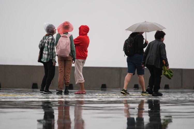 <p>Rüzgar genellikle güney ve doğu, Güneydoğu Anadolu'da kuzeyli yönlerden hafif, ara sıra orta kuvvette eseceği tahmin ediliyor.</p>

<p> </p>
