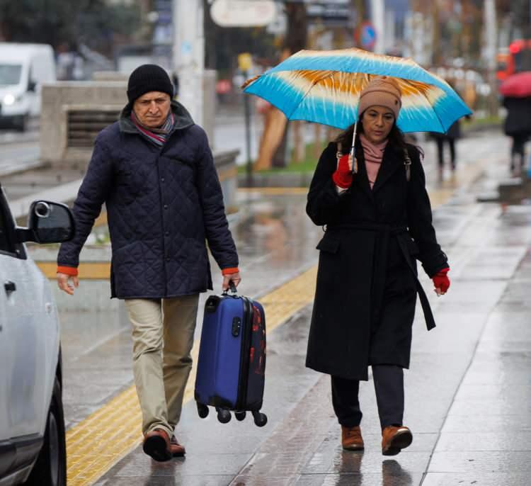 <p><strong><span style="color:rgb(178, 34, 34)">EGE</span></strong></p>

<p>Parçalı ve çok bulutlu, Kıyı Ege ile Manisa ve Denizli çevrelerinin yerel olmak üzere sağanak ve gök gürültülü sağanak yağışlı geçeceği tahmin ediliyor. Yağışların, İzmir, Aydın ve Muğla’nın kıyı kesimlerinde yer yer kuvvetli olması bekleniyor. Bu sabah ve gece saatlerinde iç kesimlerinde pus ve yer yer sis görüleceği tahmin ediliyor.</p>
