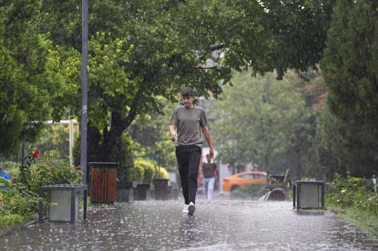 <p><strong>MUĞLA °C, 14°C</strong></p>

<p>Parçalı ve çok bulutlu, aralıklı sağanak ve gök gürültülü sağanak yağışlı geçeceği tahmin ediliyor. Yağışların öğle saatlerinde kıyı kesimlerinde yer yer kuvvetli olması bekleniyor.</p>
