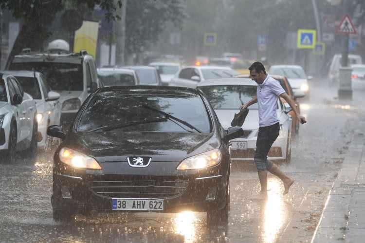 <p><strong><span style="color:rgb(178, 34, 34)">GÜNEYDOĞU ANADOLU</span></strong></p>

<p>Parçalı ve az bulutlu geçeceği tahmin ediliyor. Bu sabah ve gece saatlerinde bölgenin kuzey kesimlerinde pus ve yer yer sis görüleceği tahmin ediliyor.</p>

<p><strong>BATMAN °C, 14°C</strong></p>

<p>Parçalı ve az bulutlu</p>

<p><strong>DİYARBAKIR °C, 14°C</strong></p>

<p>Parçalı ve az bulutlu</p>
