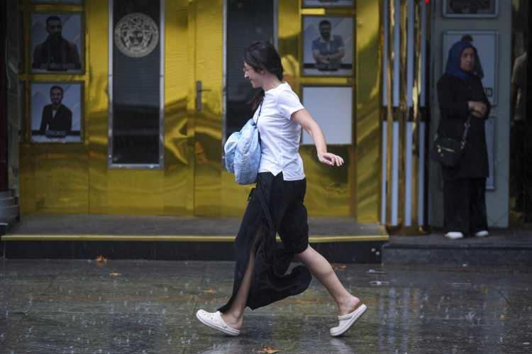 <p><strong>GAZİANTEP °C, 15°C</strong></p>

<p>Parçalı ve az bulutlu</p>

<p><strong>MARDİN °C, 15°C</strong></p>

<p>Parçalı ve az bulutlu</p>
