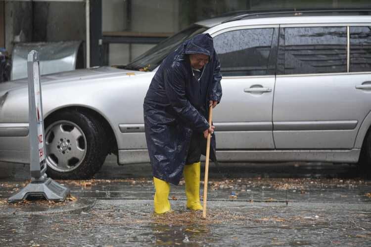 <p><strong>EGE</strong></p>

<p>Hava Durumu: Parçalı ve çok bulutlu, güneyi sağanak ve gök gürültülü sağanak yağışlı. Rüzgar: Kuzey Ege'de doğu ve güneydoğudan 3 ila 5, yer yer 6; Güney Ege'de güney ve güneydoğudan 3 ila 5, akşam saatlerinden itibaren 5 ila 7, yer yer 8 kuvvetinde. Dalga: 1,5 ila 2,5 m, yer yer 3,5 m. Görüş: İyi.</p>
