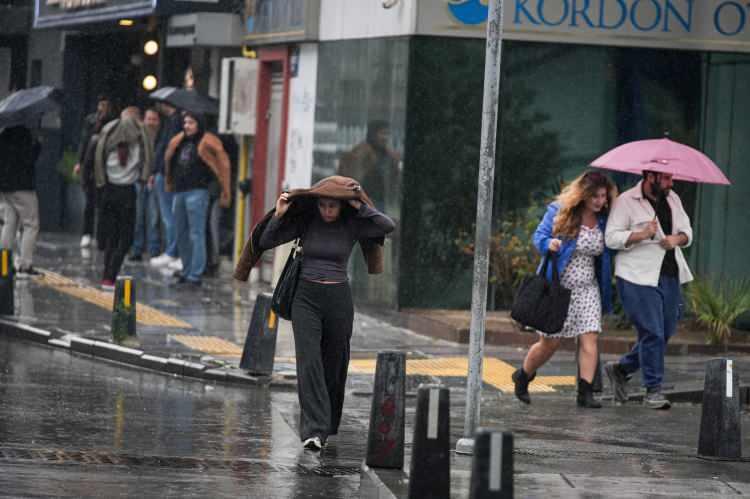 <p><strong>AKDENİZ</strong></p>

<p>Hava Durumu: Parçalı ve çok bulutlu, batısı yer yer sağanak ve gök gürültülü sağanak yağışlı. Rüzgar: Batı Akdeniz'de doğu ve güneydoğudan, kuzeyi kuzeydoğudan 3 ila 5, akşam saatlerinden itibaren batısı kuzeydoğudan 5 ila 7, yer yer 8; Doğu Akdeniz'de doğu ve kuzeydoğudan 3 ila 5, akşam saatlerinden itibaren 5 ila 7, yer yer 8 kuvvetinde. Dalga: 1,5 ila 2,5 m, yer yer 3,5 m. Görüş: İyi, yağış anında orta.</p>
