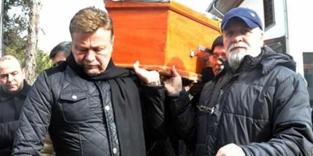 <p><em><span style="color:#800080"><strong>"Bazı cenazelerde 1&ndash;2 kişi olur ama her defasında orada Nuri Al&ccedil;o'yu g&ouml;r&uuml;rs&uuml;n&uuml;z. &Ccedil;ok vefalı, d&uuml;r&uuml;st ve iyi bir adam&hellip; O y&uuml;ce bir ruhtur."</strong></span></em></p>
