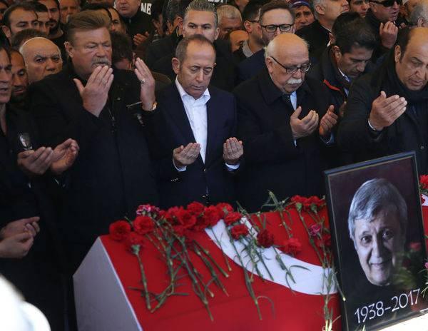 <p>Bu s&ouml;zlerin ardından salondaki seyirciler, usta oyuncu <strong>Nuri Al&ccedil;o'yu uzun s&uuml;re alkışladı</strong>.</p>
