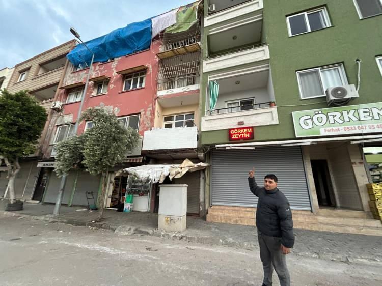 <p>Fırtınanın etkisiyle aniden çöken duvarın altında kalan 3 otomobilde ve 1 motosiklette hasar oluşurken, yaralanma yaşanmadı.</p>
