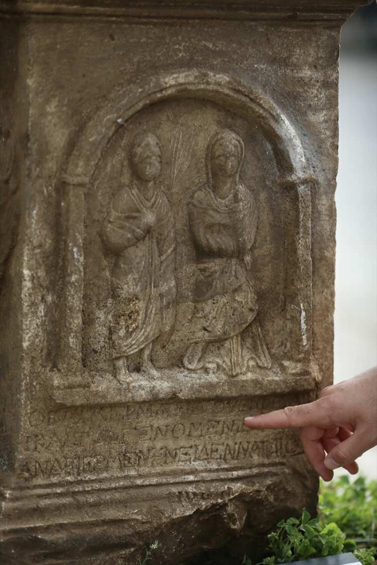 <p>Meke, eserdeki yazıtın ölen kişiyle ilgili bilgiler taşıdığını anlattı. </p>
