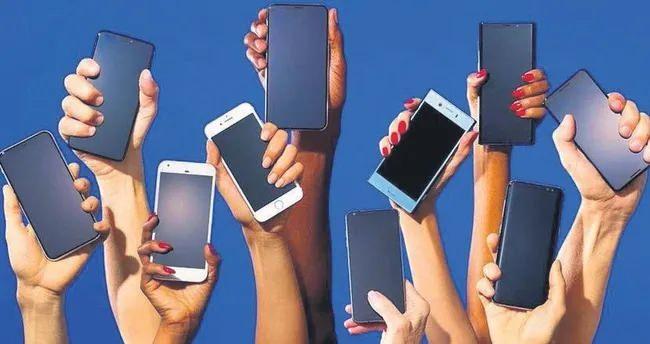 <p>Buna göre, 26 yaşından gün almamış, açık öğretim öğrencileri hariç, Türkiye Cumhuriyeti vatandaşı yükseköğretim (ön lisans, lisans, lisansüstü) öğrencilerinin satın aldıkları akıllı telefon, bilgisayar ve tabletlerin fiyat bandına bakılmaksızın, sıfır cihaz olmak kaydıyla bir defaya mahsus ve iki yıl satılmamak koşuluyla Özel Tüketim Vergisi ve Katma Değer Vergisi'nden müstesna tutulması amaçlanıyor.</p>
