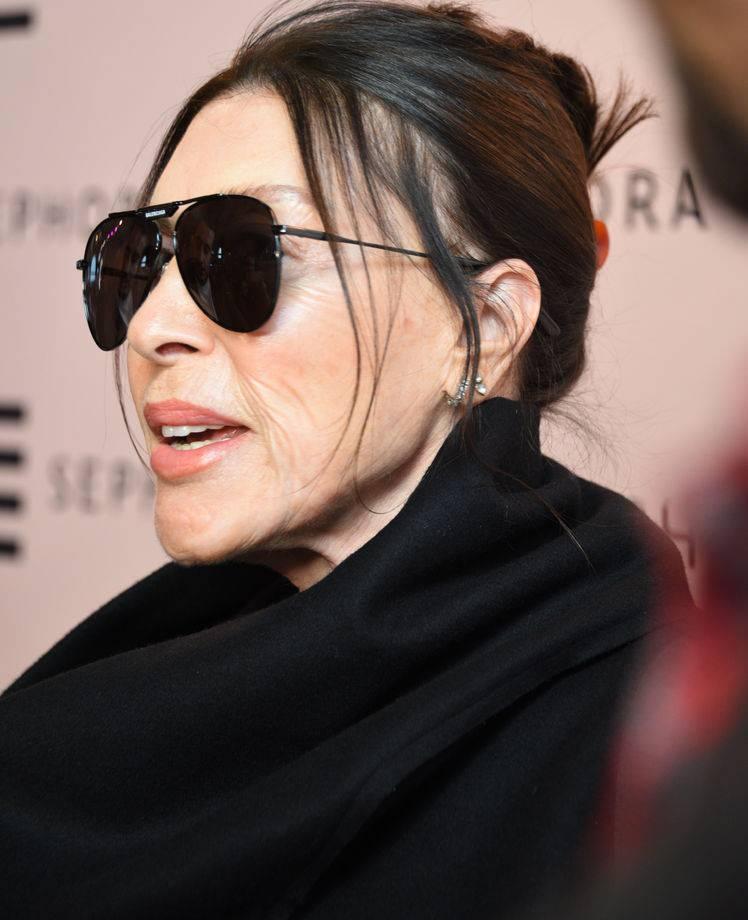 <p><span style="color:#FF0000"><strong>"BUNU 20 SENE DAHA GİYERİM"</strong></span></p>

<p><strong>Siyahlara büründüğü gözlerden kaçmayan Çehre, yıllardır çizgisini bozmadığı stili hakkında samimi açıklamalarda bulundu. "Aldığım şey uzun ömürlü oluyor." diyen Çehre, "İyi kıyafetler alıyorum, fazla değiştirmiyorum. Bunu 20 sene daha giyerim. Kazaklarım var 15 yıllık. Kalıcı ürünler almayı severim" ifadelerini kullandı.</strong></p>
