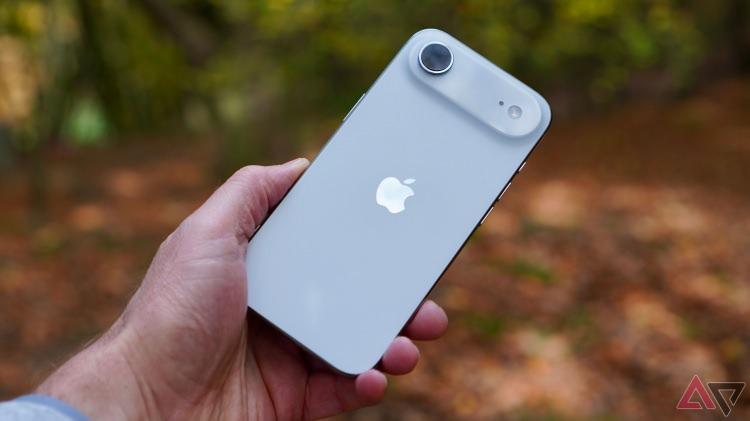 <p><span style="color:#B22222"><strong>1)&nbsp; İPHONE AİR</strong></span></p>
