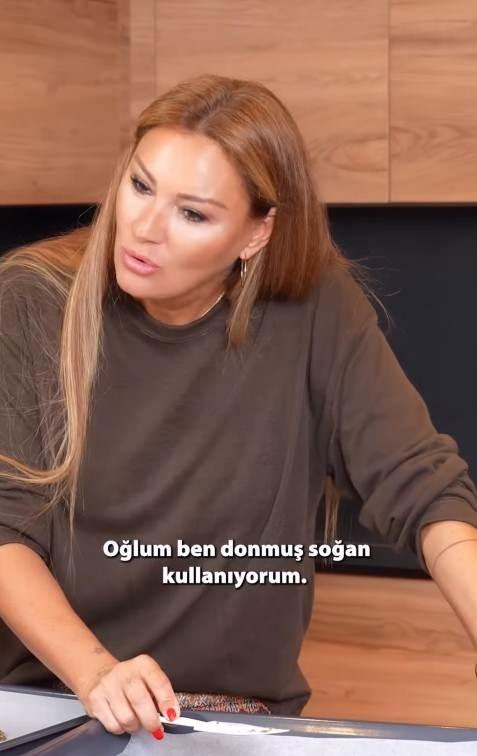 <p><strong>Eşinin söyledikleri karşısında büyük bir şaşkınlık yaşayan Altuğ, "Mümkün değil oğlum ben zaten donmuş soğan kullanıyorum" diyerek tepki gösterdi.</strong></p>
