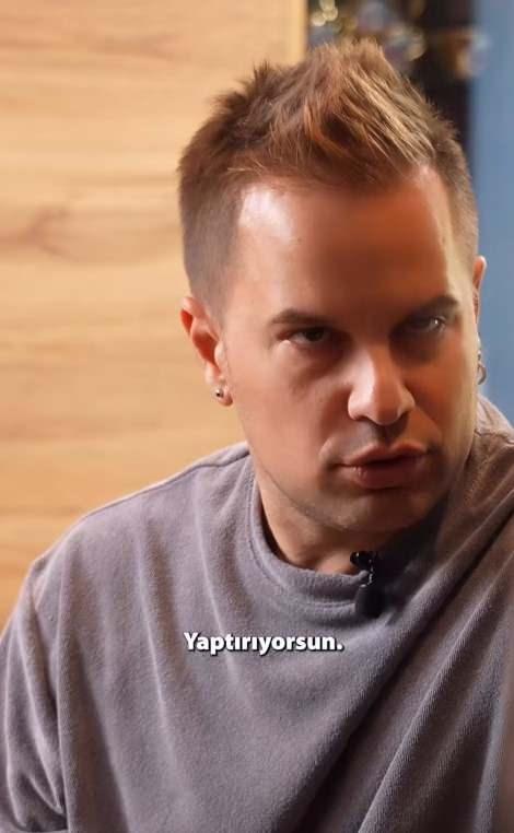 <p><strong>Mutfakta genellikle kesme ve doğrama işleriyle kendisinin ilgilendiğini iddia eden Yağmur Atacan, 'Soğanları mesela hep ben doğruyorum' deyince olanlar oldu.</strong></p>
