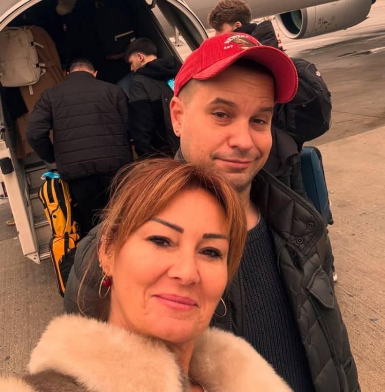 <p><strong>Ünlü oyuncu Pınar Altuğ, kendisi gibi oyuncu olan eşi Yağmur Atacan ile 2008 yılından beri mutluluk bir evlilik sürdürüyor. Uyumları ve mutlu aile yaşantılarıyla takdir toplayan çift, son olarak sosyal medya hesaplarından yaptıkları bir paylaşımla gündem oldu.</strong></p>
