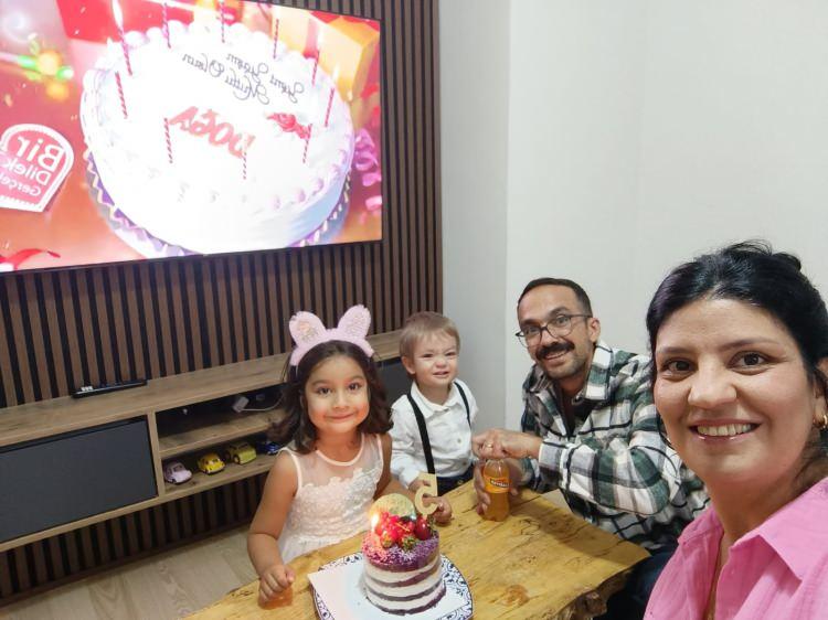 <p>Etimesgut ilçesinde geçen pazar günü meydana gelen olayda Efe (1,5) ve Doğa Öztürk (5) kardeşlere, anneleri Belkız Öztürk ile eve girecekleri sırada apartmanda karşı komşularının beslediği pitbull cinsi köpek saldırdı. </p>
