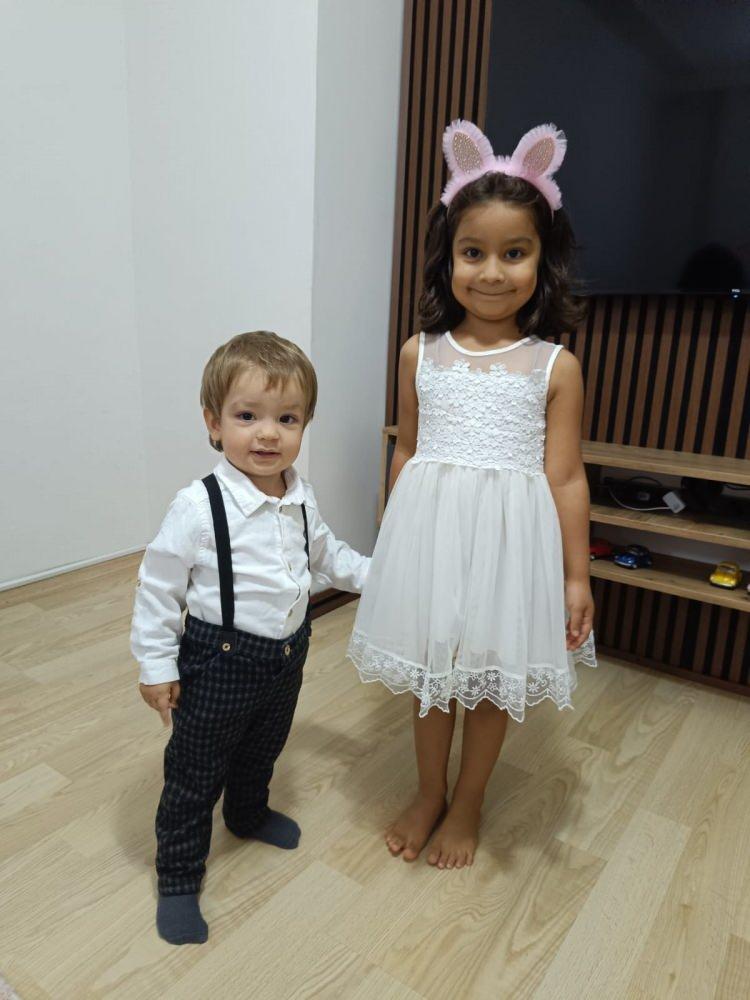 <p>Yüzünden yaralanan Efe ve göğsünden yaralanan Doğa, hastaneye kaldırıldı. Doğa tedavisinin ardından taburcu olurken, Efe’nin tedavisi ise hala sürüyor. Olayın ardından köpeğini kaçırdığı iddia edilen Fatma Tuğçe Özbek Erol, jandarma tarafından yakalanıp, çıkarıldığı mahkemece 'Bilinçli taksirle birden fazla kişinin yaralanmasına neden olmak' suçundan tutuklandı. Pitbull cinsi köpeği ise Etimesgut Belediyesi ekipleri tarafından el konularak barınağa götürüldü.</p>
