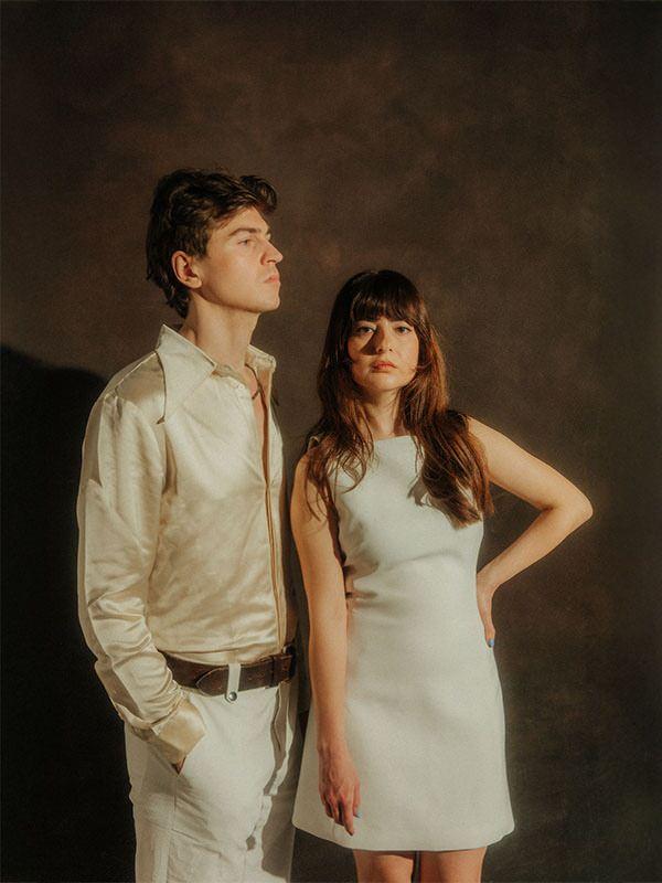 <p>Bölümün kapanış sahnesinde, The Doors'un efsaneleşmiş eseri <strong>"People Are Strange"</strong>, Kit Sebastian grubu tarafından yapılan <strong>Türkçe cover</strong> versiyonuyla izleyicinin karşısına çıktı. </p>
