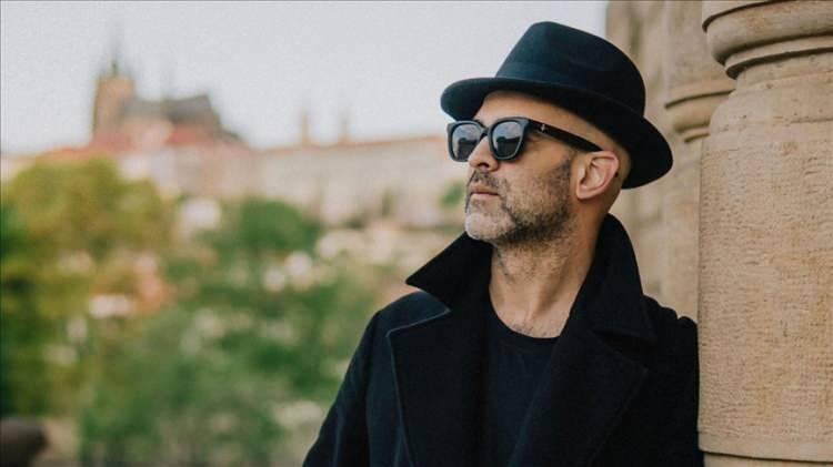 <p>Pluribus dizisi, ikinci b&ouml;l&uuml;m finalinde de Murat Evgin'in, John Lennon'ın <strong>"Nobody Told Me"</strong>&nbsp;şarkısına yaptığı T&uuml;rk&ccedil;e cover'ı kullanmıştı ve bu se&ccedil;imde sosyal medyada geniş yankı uyandırmıştı.</p>
