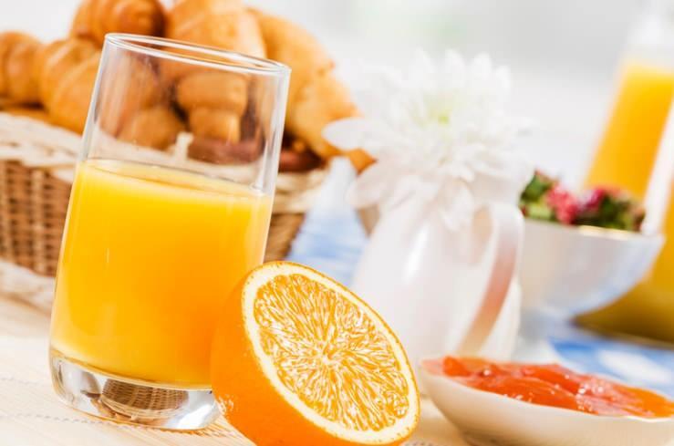 <p>Bu genlerin önemli bir kısmı kan basıncını düzenleyen, iltihabı azaltan ve şeker metabolizmasını kontrol eden mekanizmalar üzerinde rol oynuyor. Bunlar da uzun vadeli kalp damar sağlığı konusunda kritik süreçler oluyor.</p>
