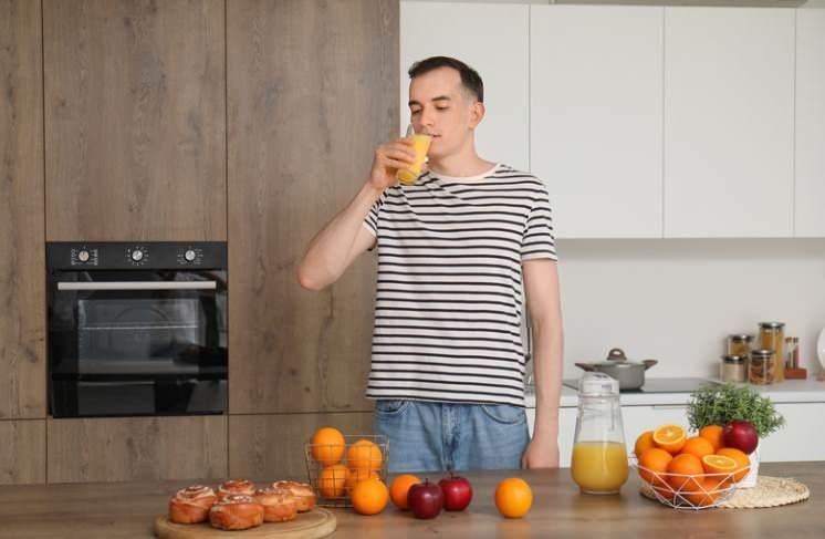 <p>Uzmanlara göre bu sonuçlar, portakal suyunun vücudun düzenleyici sistemlerinde küçük ama anlamlı değişiklikler yaratarak damarların gevşemesini, iltihabın azalmasını ve kalp sağlığının korunmasını sağladığını gösteriyor.</p>
