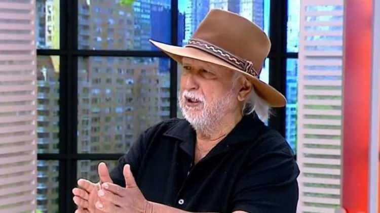 <p><span style="color:#FF0000"><strong>"TİMSAH" ANISI İZLEYENLERİ ŞAŞIRTTI</strong></span></p>

<p><strong>Yıllar önce bir televizyon programı için gittiği Kenya'daki bir anısını da paylaşan Üşümezsoy'un açıklamaları, izleyenleri ekran başına kilitledi. Timsahlarla yüzdüğünü söyleyen Üşümezsoy, şöyle konuştu:</strong></p>

<p><strong>"Bir yarışma programı için Kenya’ya gittik ve bir anda timsah dolu göle atladım, yüzmeye başladım. Tuğba Özay da yanımdaydı. </strong></p>
