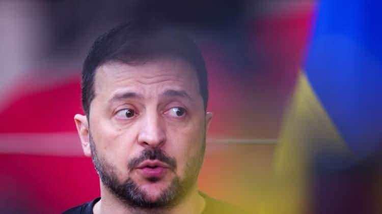 <p><strong><span style="color:#B22222">1)  UKRAYNA</span>  |  YÜZDE 10</strong></p>

<p> </p>

<p>Ukrayna'nın Rusya ile süregelen çatışması ve jeopolitik önemi onu nükleer bir senaryoda yüksek riskli bir hedef haline getirmektedir. Geniş tarım arazilerine ve sığınak olarak kullanılabilecek kırsal alanlara rağmen, büyük çatışma bölgelerine yakınlığı ve sınırlı hazırlık altyapısı hayatta kalma oranlarını düşürmektedir.</p>
